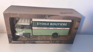 Camion BERNARD 19 DA de 1961 ETOILE ROUTIERE camion de déménagements vert, blanc et vert) Bernard Miniatures