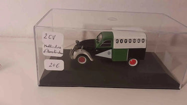 Citroën 2 CV multicolore d'Amsterdam (voiture Auto Plus mise sur socle) Bernard Miniatures