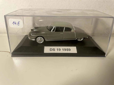 Citroën DS19 grise et toit blanc de 1959 (boite plexi) Bernard Miniatures