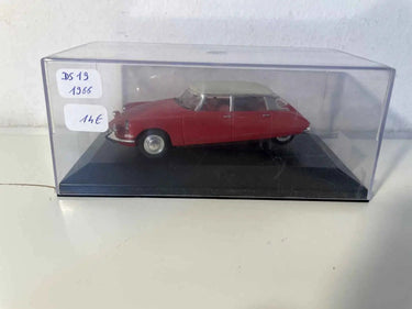 Citroën DS19 rouge et toit beige de 1966 (boite plexi) Bernard Miniatures
