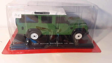 Land Rover DEFENDER 110 vert kaki et toit blanc de 2005 (échelle 1/24ème) Bernard Miniatures