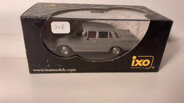 Mercedes 200D "Heckflosse" grise de 1966 (IXO Models référence CLC074) Bernard Miniatures