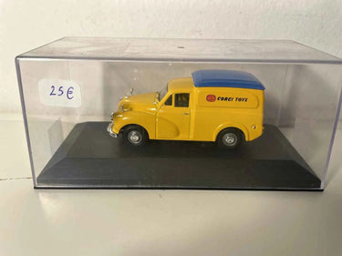Morris Van jaune et toit bleu avec CORGI TOYS écrit sur le véhicule Bernard Miniatures