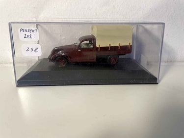 Peugeot 202 bâchée marron et bâche beige) Bernard Miniatures