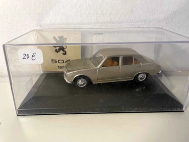 Peugeot 504 marron de 1971 (boite plexi) Bernard Miniatures