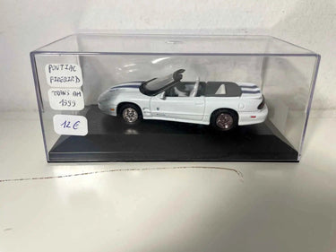 Pontiac Firebird Trans Am blanche et bleue de 1999 (voiture américaine) - boite plexi Bernard Miniatures