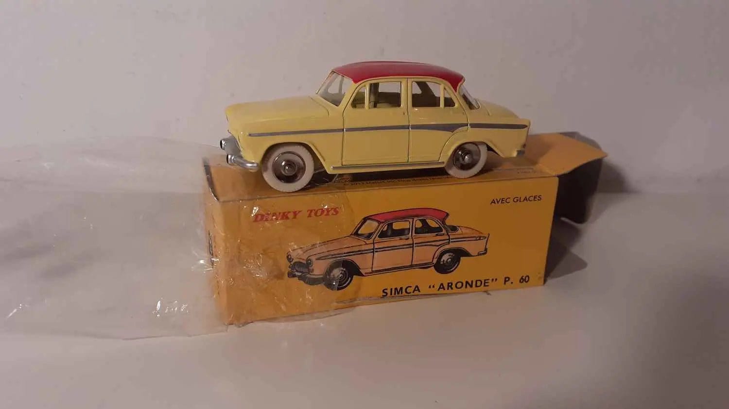 SIMCA ARONDE MARRON DINKY TOYS 1/43 SANS BOITE SIMCA ARONDE MARRON DINKY TOYS 1/43 SANS BOITE