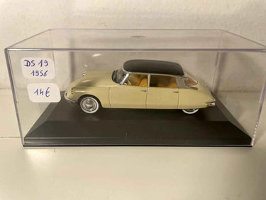 Voiture Miniature Citroën DS19 beige et toit noir de 1956 SANS le nom sur le socle (boite plexi) - Bernard Miniatures