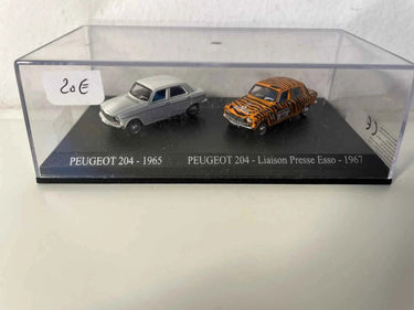 Voiture Miniature Peugeot 204 blanche de 1965 + Peugeot 204 orange avec rayures noires Liaison Presse ESSO (Echelle HO) - Bernard Miniatures