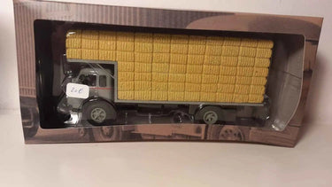 Voitures Miniatures Camion Renault Fainéant F JMG Transports (camion cabine grise et plateaucgris transport de paille) - Bernard Miniatures