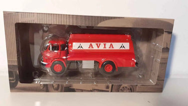 Voitures Miniatures Camion Saviem SM8 avec cabine 812 de 1968 citerne AVIA - Bernard Miniatures
