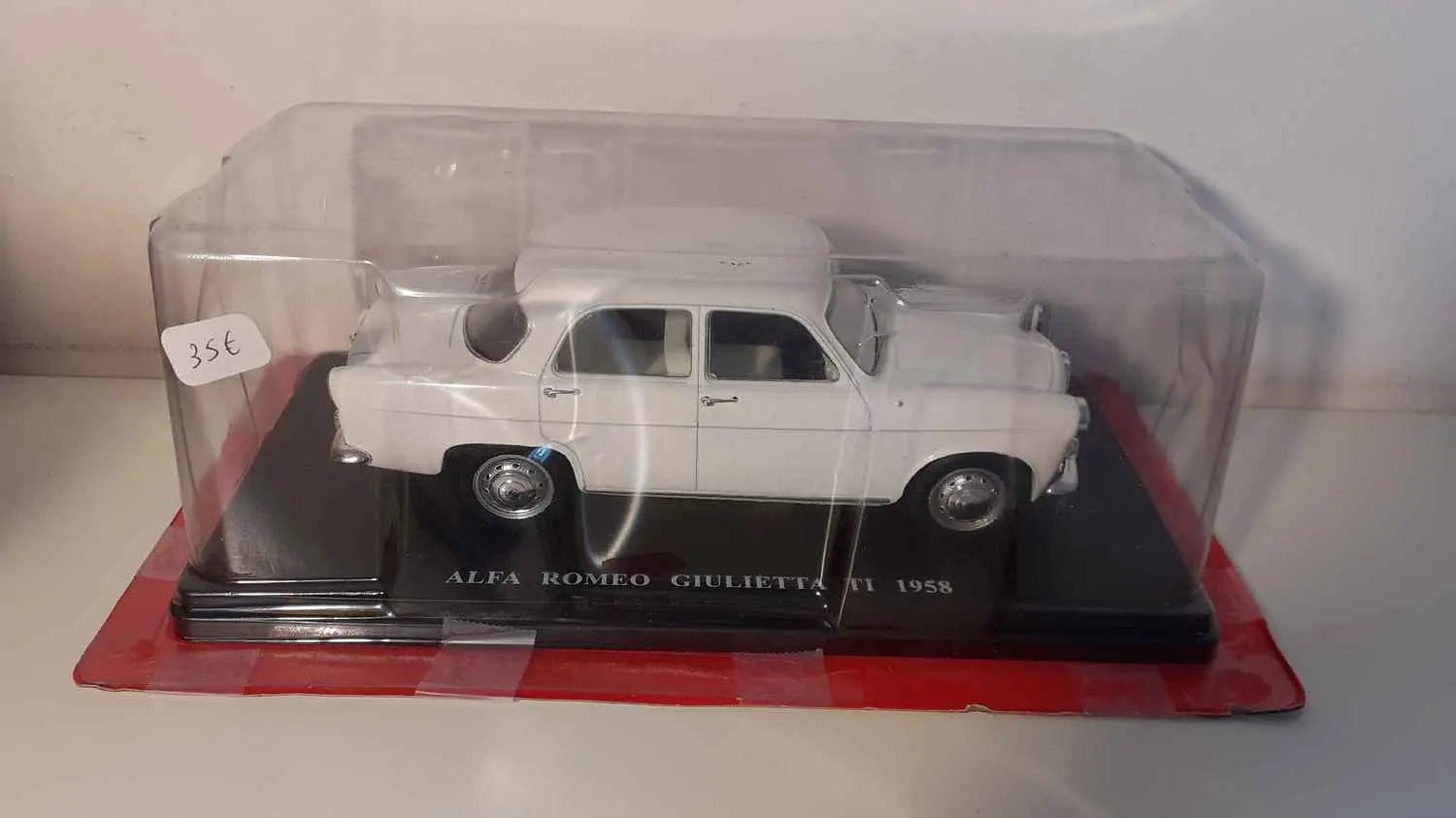 Alfa Roméo Giulietta TI blanche de 1958 (échelle 1/24ème) Bernard Miniatures