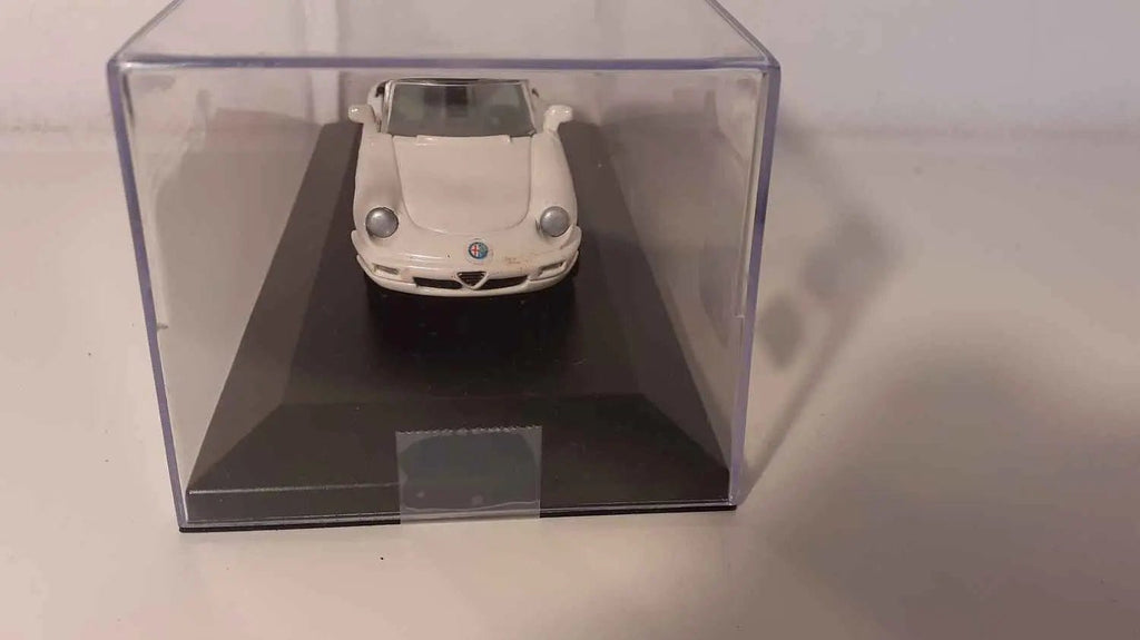 Alfa Roméo Spider blanche de 1989 Bernard Miniatures