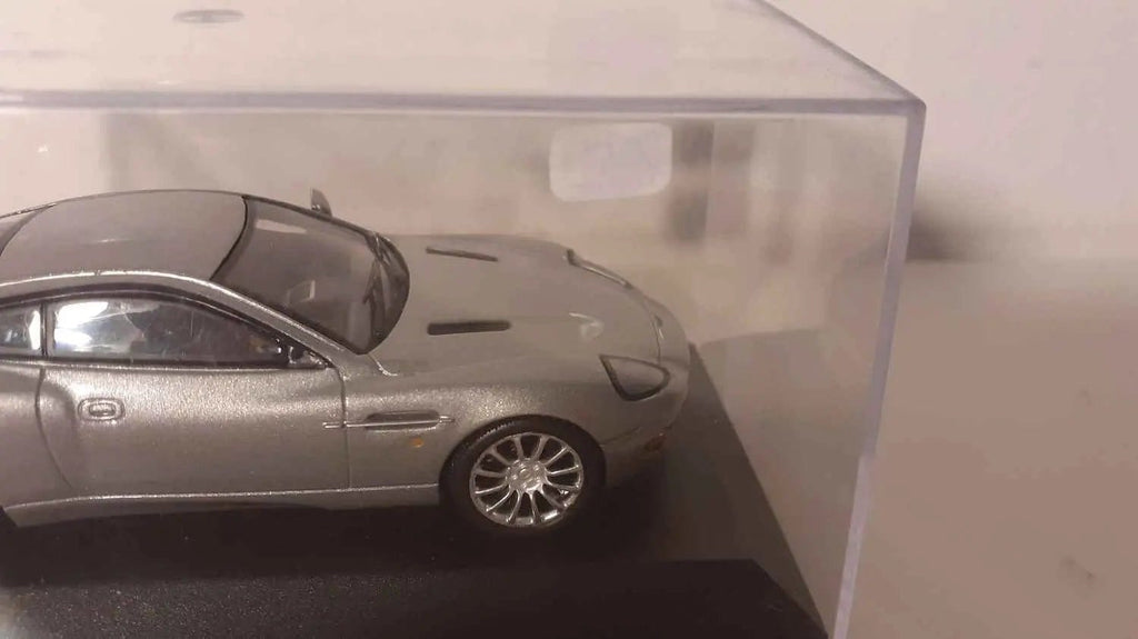 Aston-Martin V12 Vanquish grise (manque le rétro passager) Bernard Miniatures