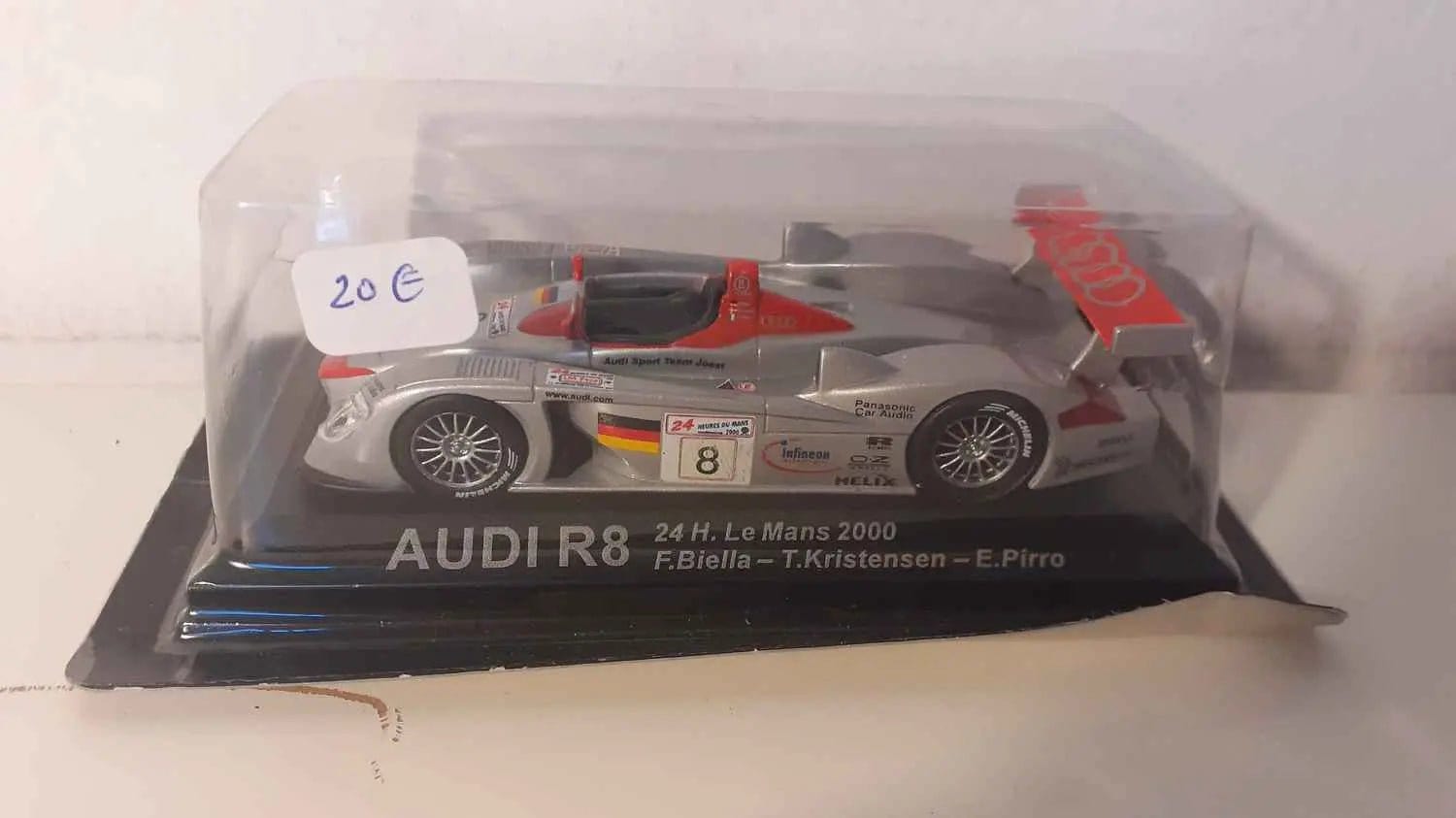 Audi R8 grise et rouge numéro 8 (24 heures du Mans de 2000) sous blister Bernard Miniatures