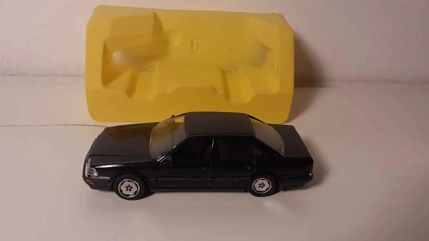 Audi V8 verte foncée (référence 1024) Bernard Miniatures