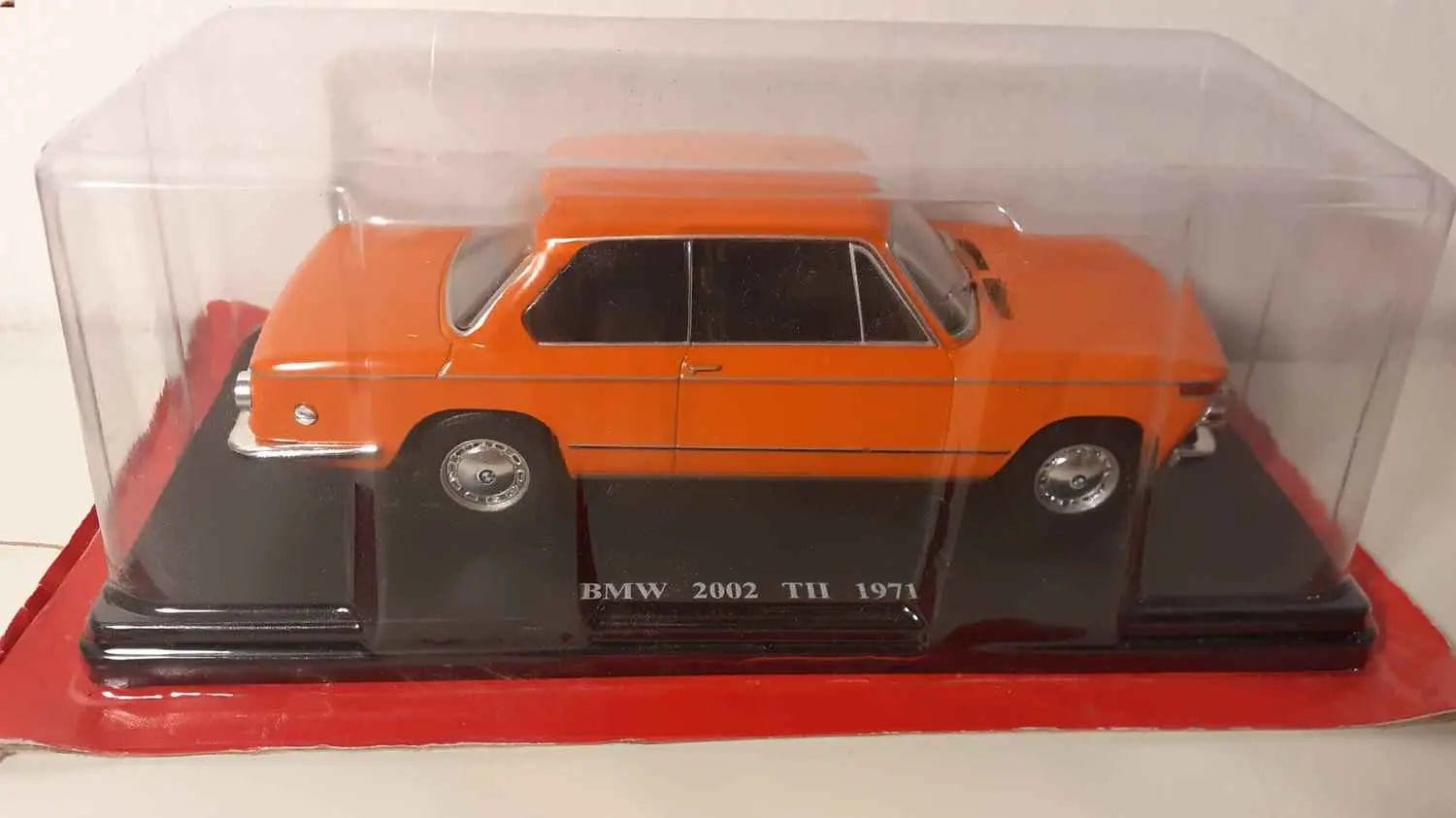 BMW 2002 TII orange de 1971 (échelle 1/24ème) Bernard Miniatures