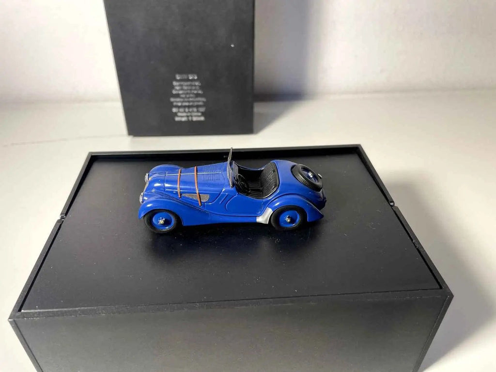 BMW 328 bleue (coffret présentoir noir) Bernard Miniatures