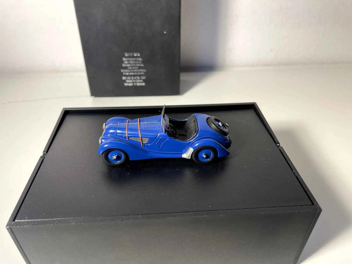 BMW 328 bleue (coffret présentoir noir) Bernard Miniatures