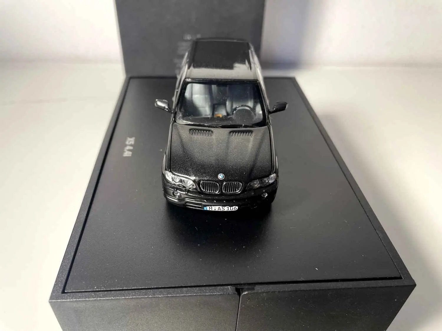 BMW X5 4.4i noire (coffret présentoir noir) Bernard Miniatures
