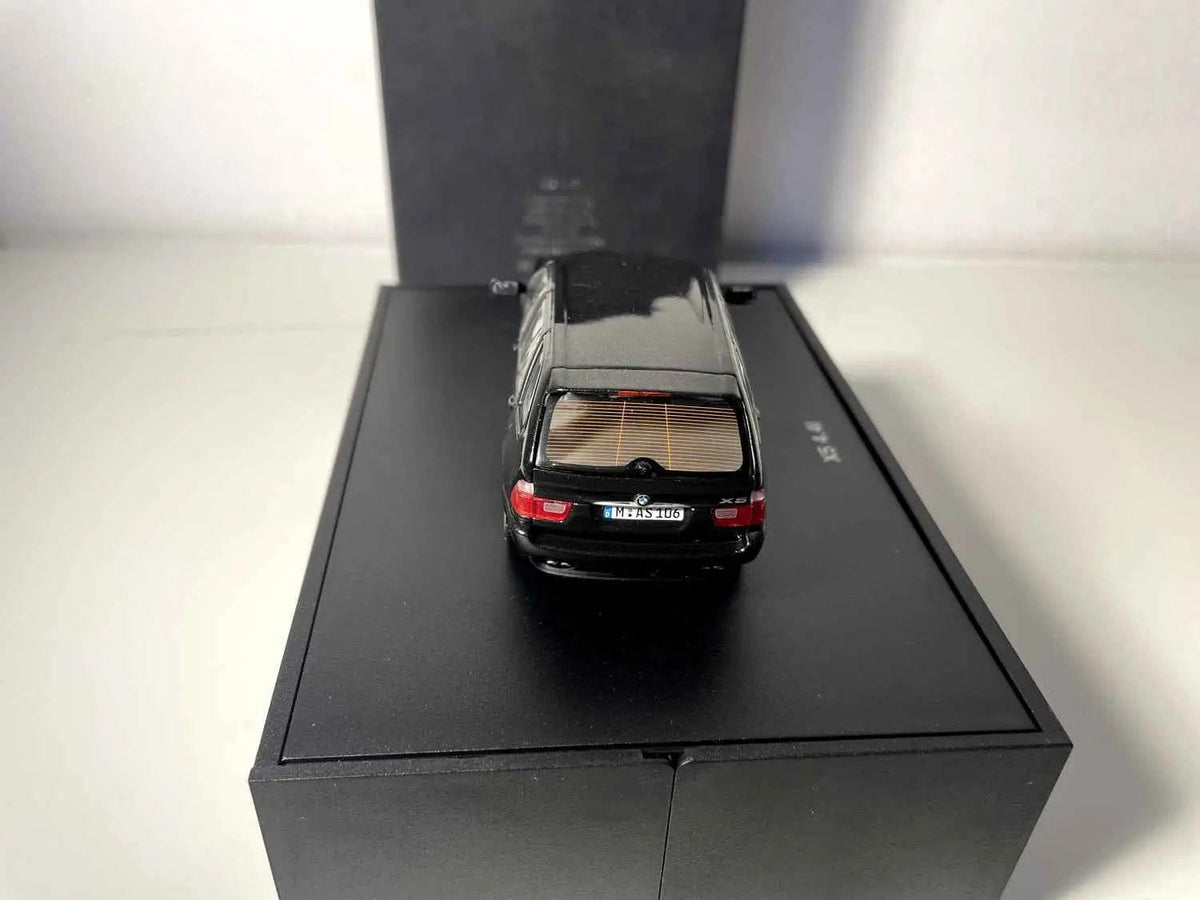 BMW X5 4.4i noire (coffret présentoir noir) Bernard Miniatures