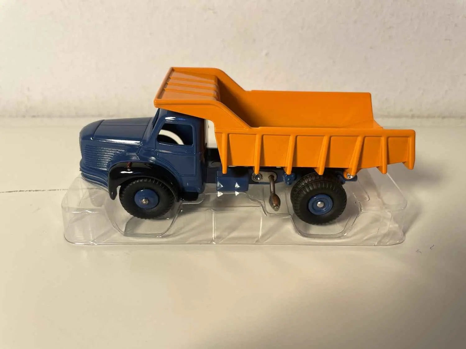 Camion Berliet bleue avec benne basculante Carrières orange Dinky-Toys (éditions Atlas) Bernard Miniatures