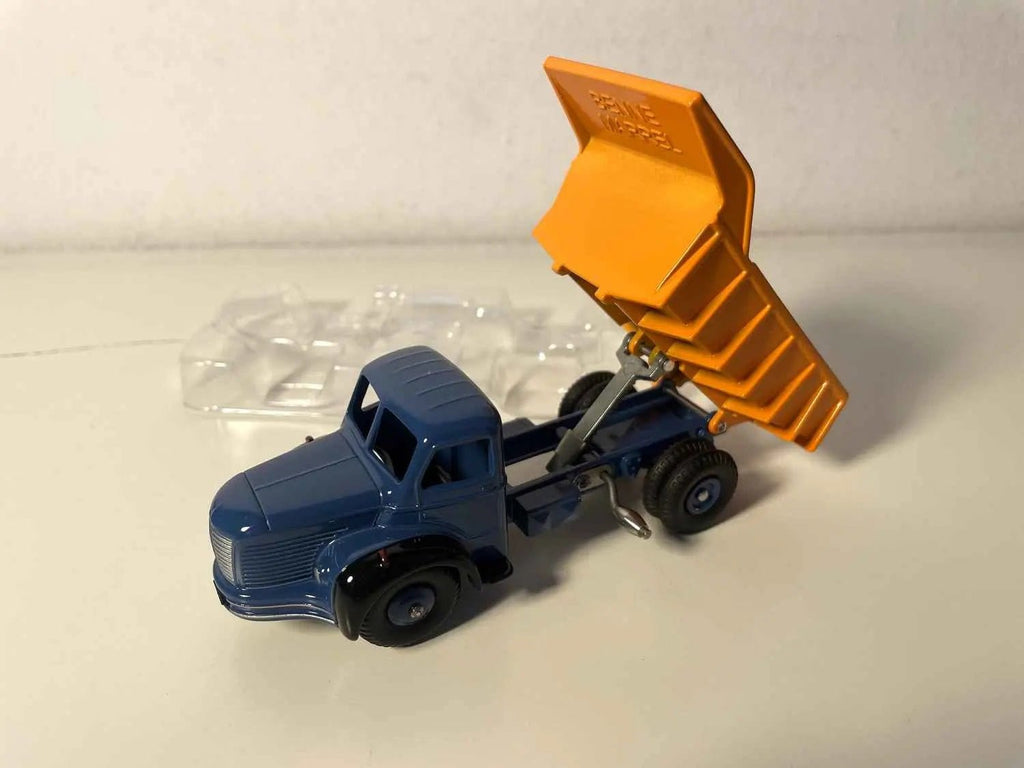 Camion Berliet bleue avec benne basculante Carrières orange Dinky-Toys (éditions Atlas) Bernard Miniatures