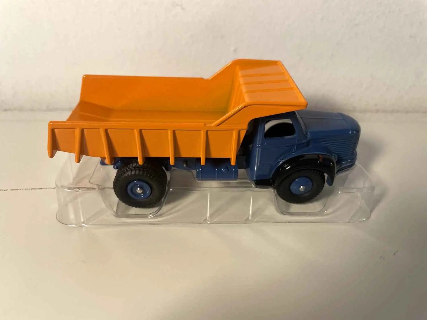 Camion Berliet bleue avec benne basculante Carrières orange Dinky-Toys (éditions Atlas) Bernard Miniatures