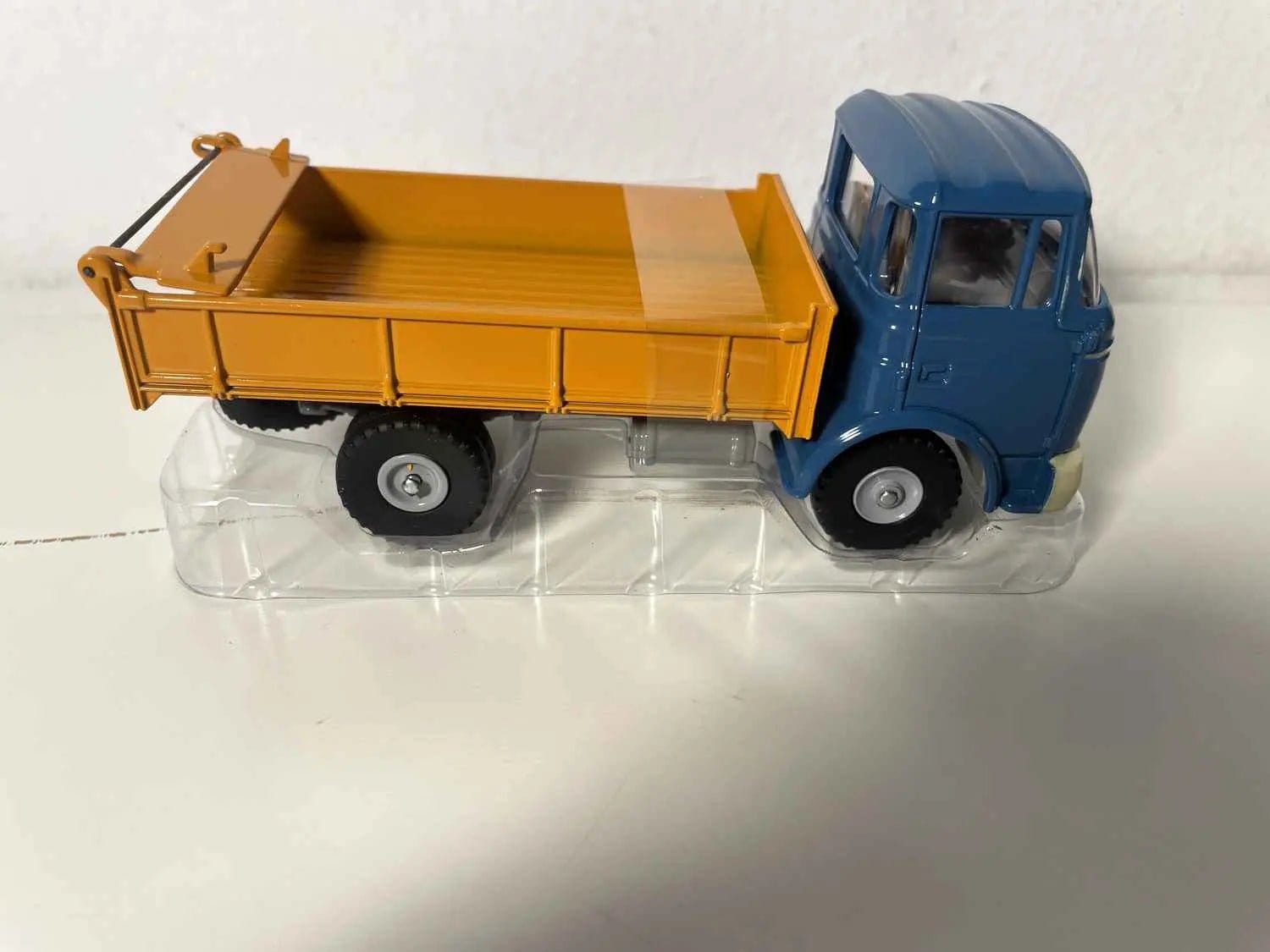 Camion Gak Berliet bleu avec benne basculante jaune Dinky-Toys (éditions Atlas) Bernard Miniatures