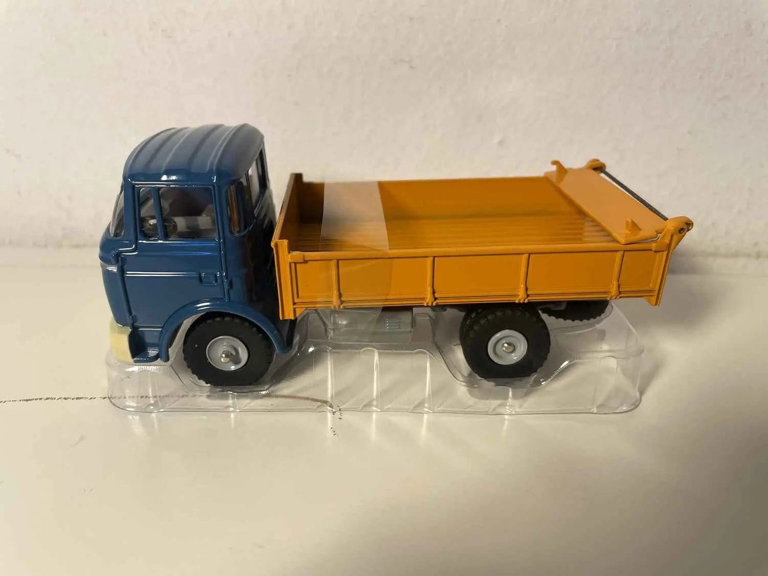 Camion Gak Berliet bleu avec benne basculante jaune Dinky-Toys (éditions Atlas) Bernard Miniatures