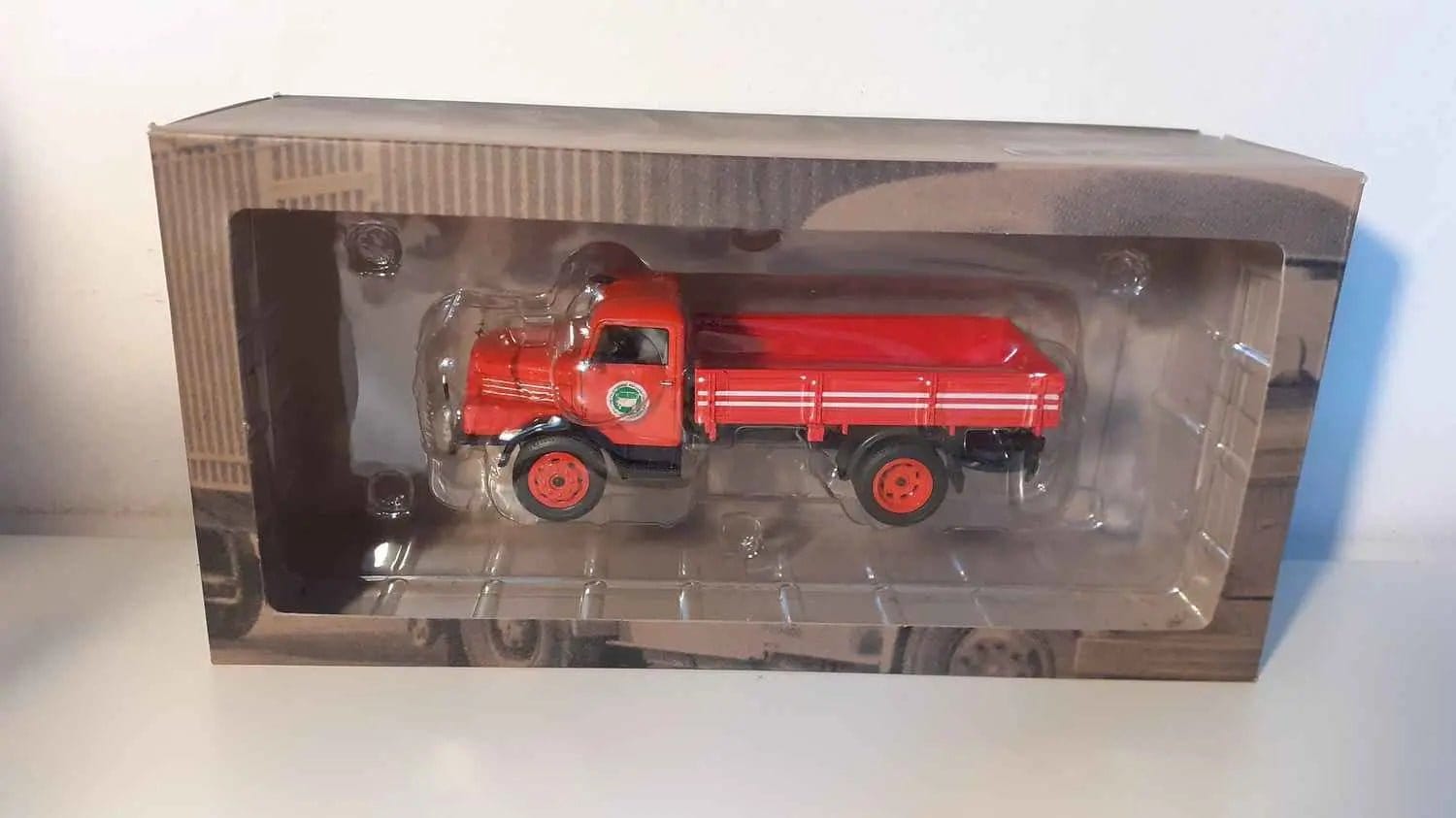 Camion HORCH H3A camion plateau rouge avec logo rond vert et blanc sur porte Bernard Miniatures