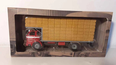 Camion Pégaso Comet de 1964 (camion cabine rouge et plateau gris transport de paille) Bernard Miniatures