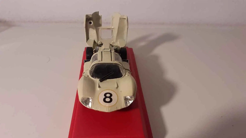 Chaparral 2D beige avec le numéro 8 (voiture à priori repeinte) VEREM Bernard Miniatures