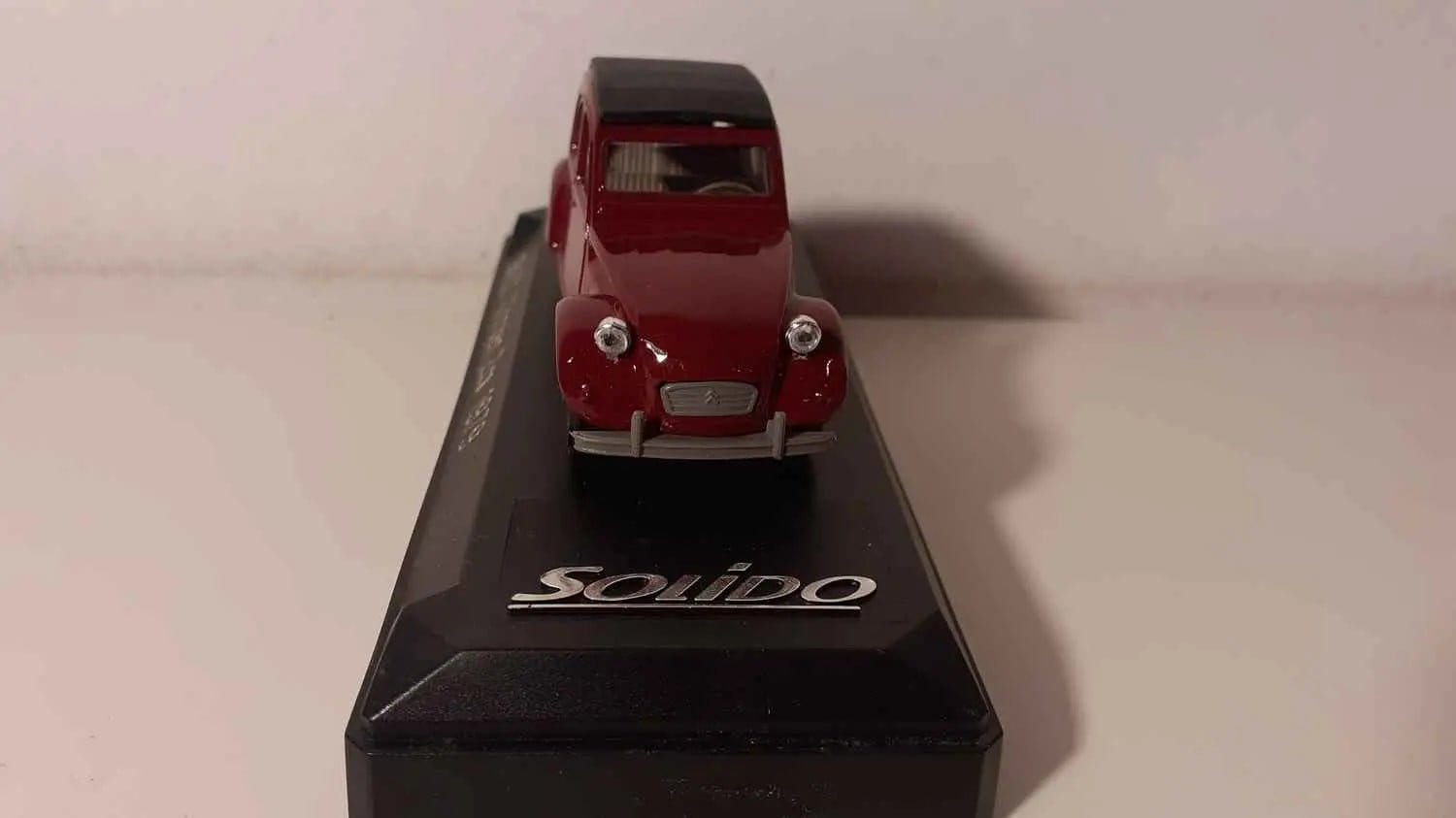 Citroën 2 CV bordeaux de 1979 Bernard Miniatures