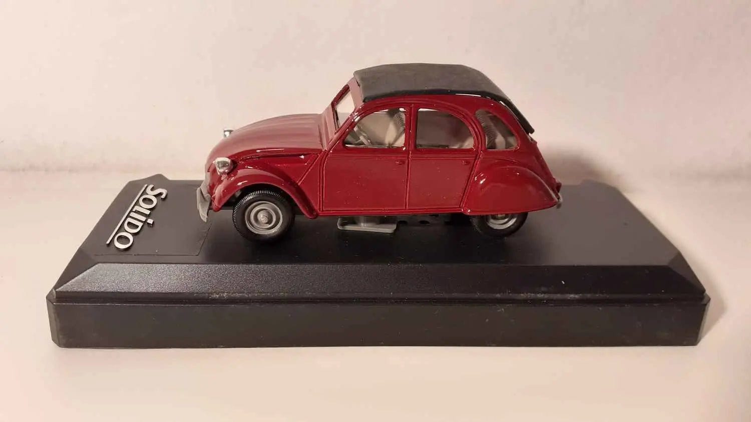 Citroën 2 CV bordeaux de 1979 Bernard Miniatures