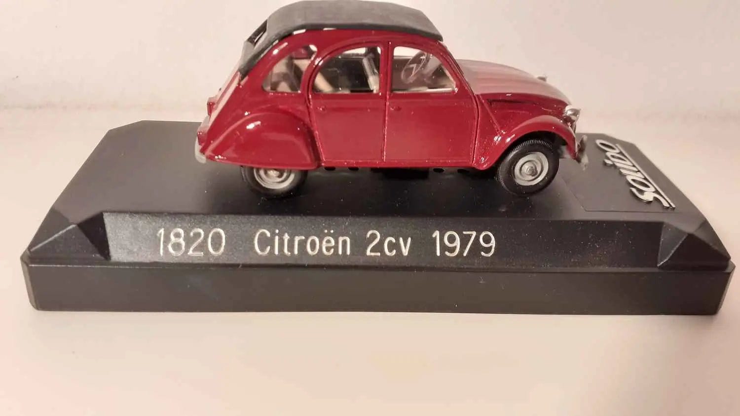 Citroën 2 CV bordeaux de 1979 Bernard Miniatures