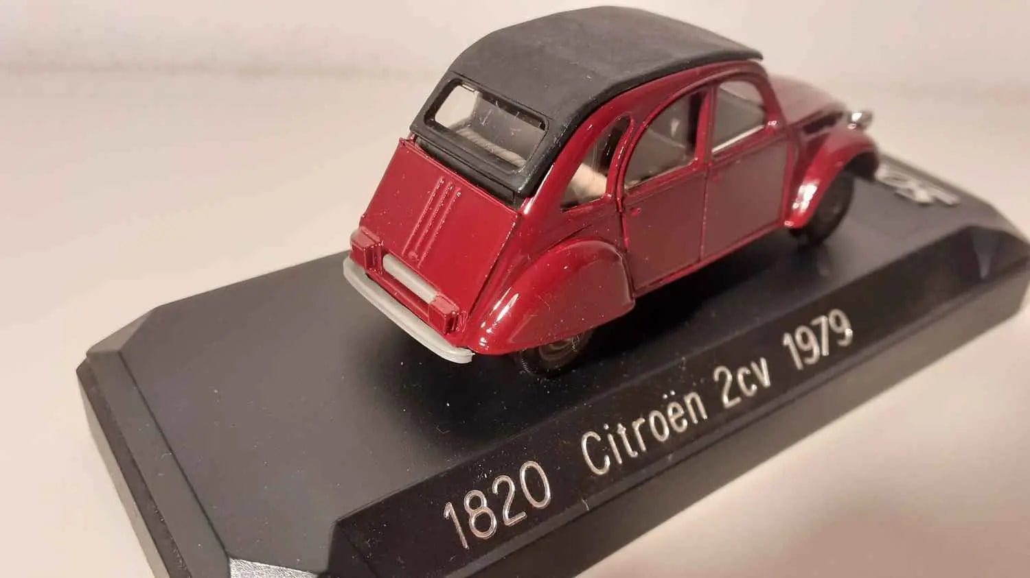 Citroën 2 CV bordeaux de 1979 Bernard Miniatures