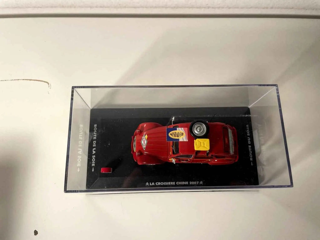 Citroën 2CV rouge foncée La croisière de Chine de 2007 - le raid des baroudeurs Bernard Miniatures