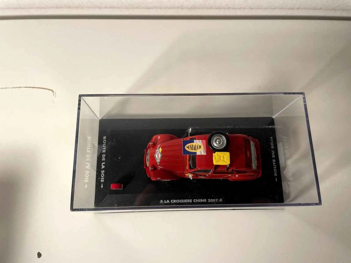 Citroën 2CV rouge foncée La croisière de Chine de 2007 - le raid des baroudeurs Bernard Miniatures