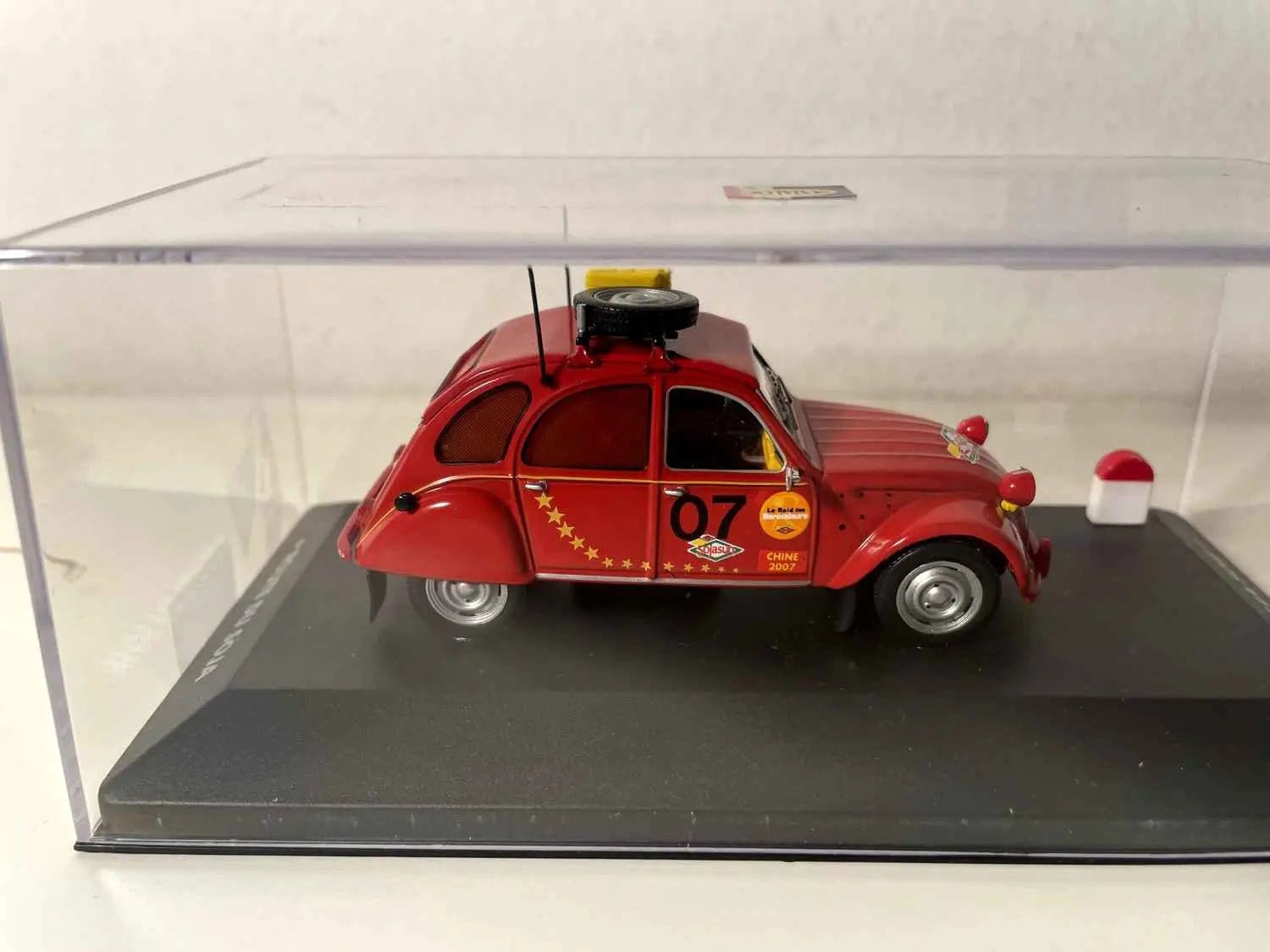 Citroën 2CV rouge foncée La croisière de Chine de 2007 - le raid des baroudeurs Bernard Miniatures