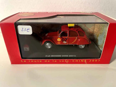 Citroën 2CV rouge foncée La croisière de Chine de 2007 - le raid des baroudeurs Bernard Miniatures