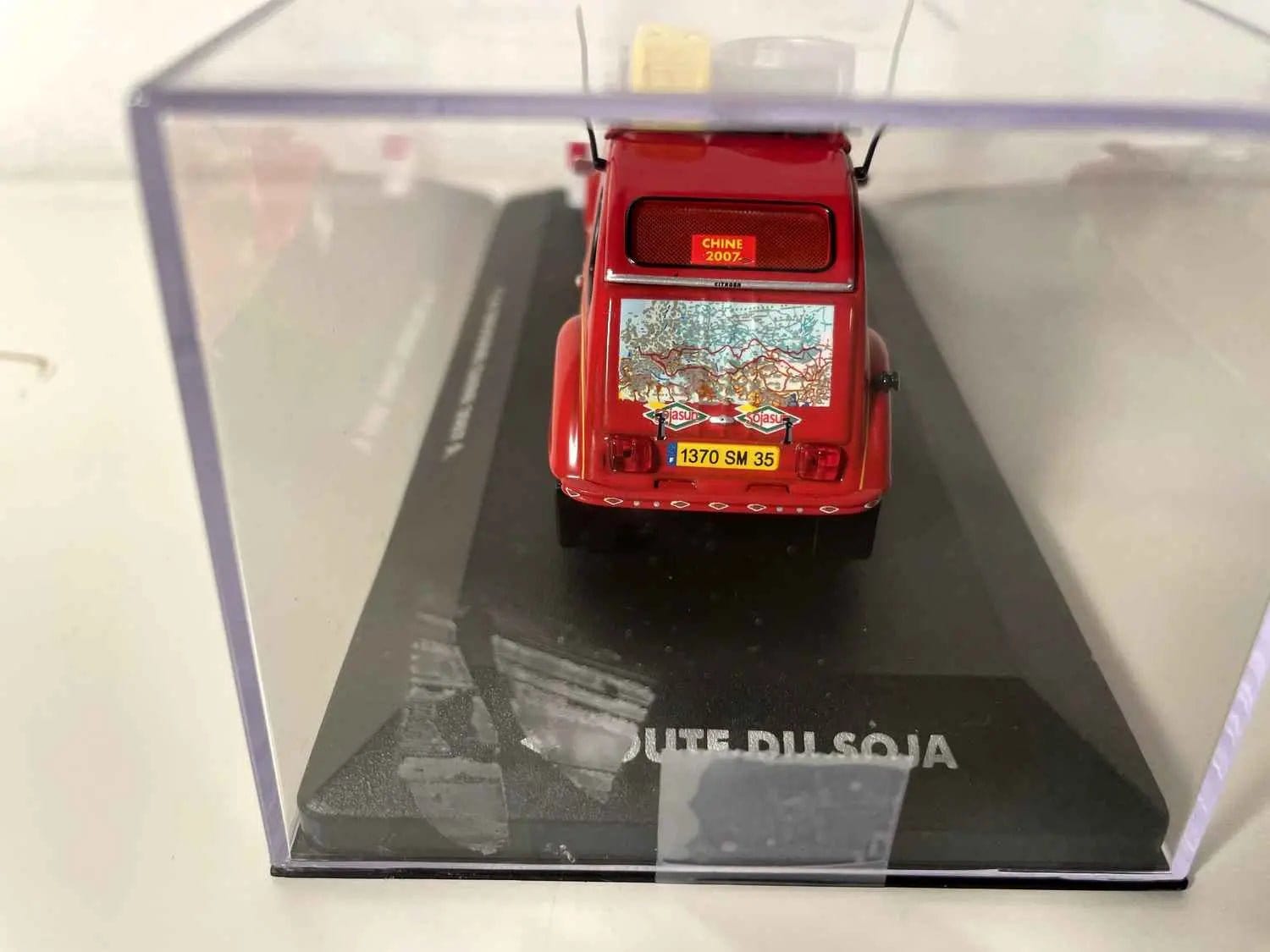 Citroën 2CV rouge foncée La croisière de Chine de 2007 - le raid des baroudeurs Bernard Miniatures