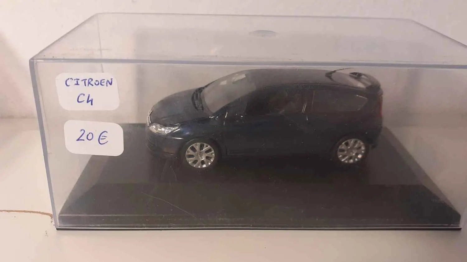 Citroën C4 bleue foncée (boite plexi) Bernard Miniatures