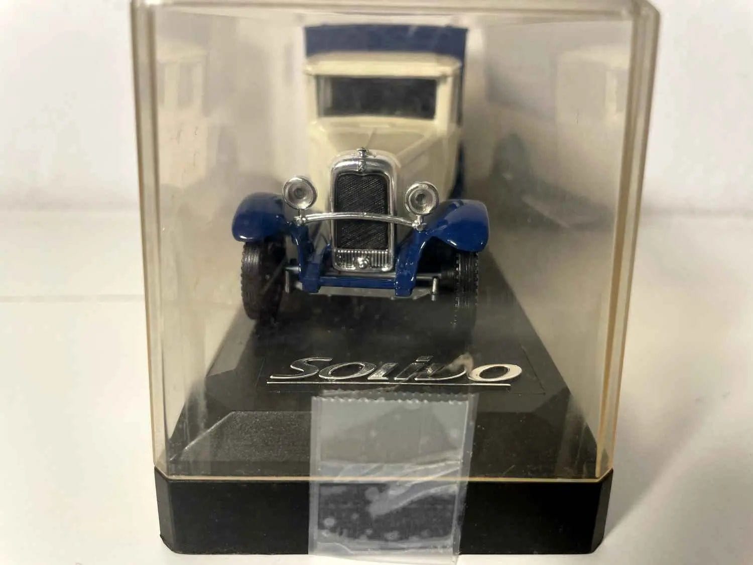 Citroën C4F beige et bleu de 1930 avec la publicité HACHETTE (Solido) Bernard Miniatures