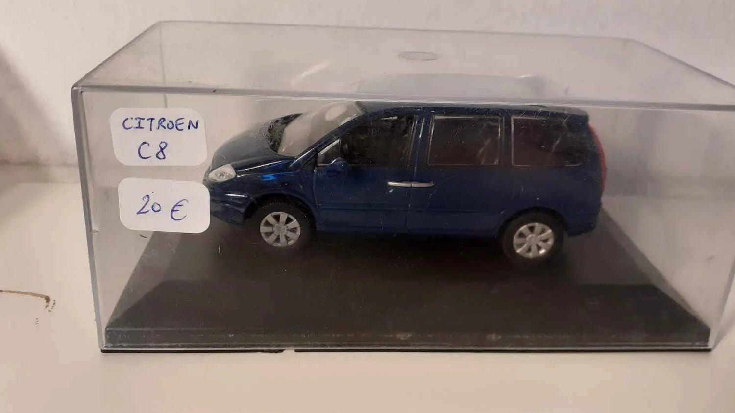 Citroën C8 bleue foncée (boite plexi) Bernard Miniatures