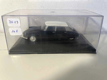 Citroën DS19 noire et toit blanc (boite plexi) Bernard Miniatures