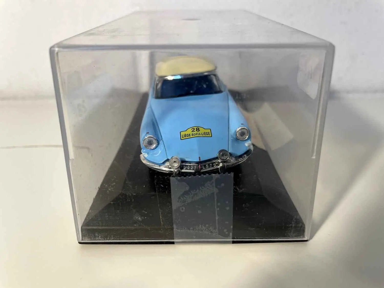 Citroën ID19 bleue claire avec le numéro 28 de 1962 (boite plexi) Bernard Miniatures