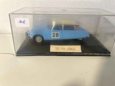 Citroën ID19 bleue claire avec le numéro 28 de 1962 (boite plexi) Bernard Miniatures