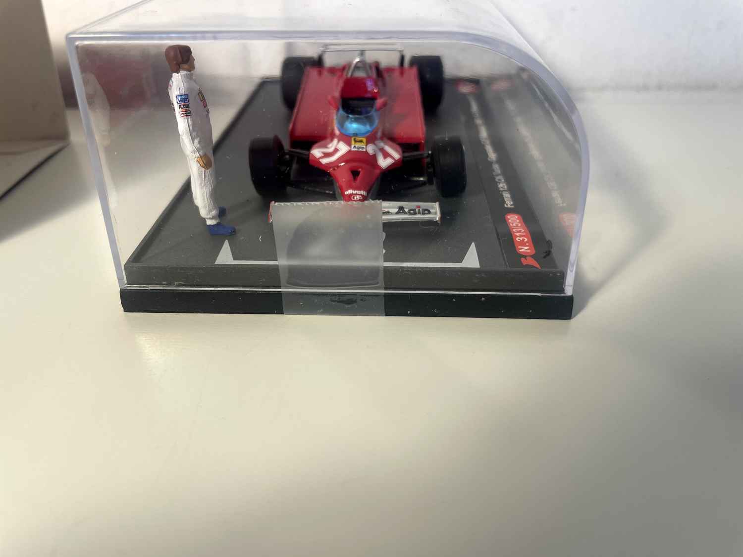 Ferrari 126 CK Turbo rouge numéro 27 (Formule 1) gagnante du grand prix de Monaco de 1981 avec Gilles Villeneuve Bernard Miniatures