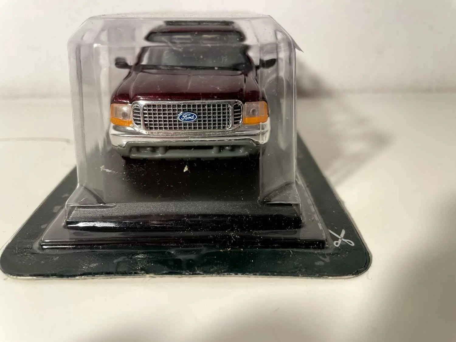 Ford Excursion bordeaux (Del Prado) Bernard Miniatures